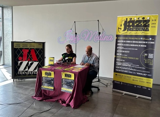 Cristina Aranda, concejal de cultura y Manuel del Río, coordinador del festival de jazz, en la presentación oficial del festival // Fuente: Andrea Merino Cristina Aranda, concejal de cultura y Manuel del Río, coordinador del festival de jazz, en la presentación oficial del festival // Fuente: Andrea Merino